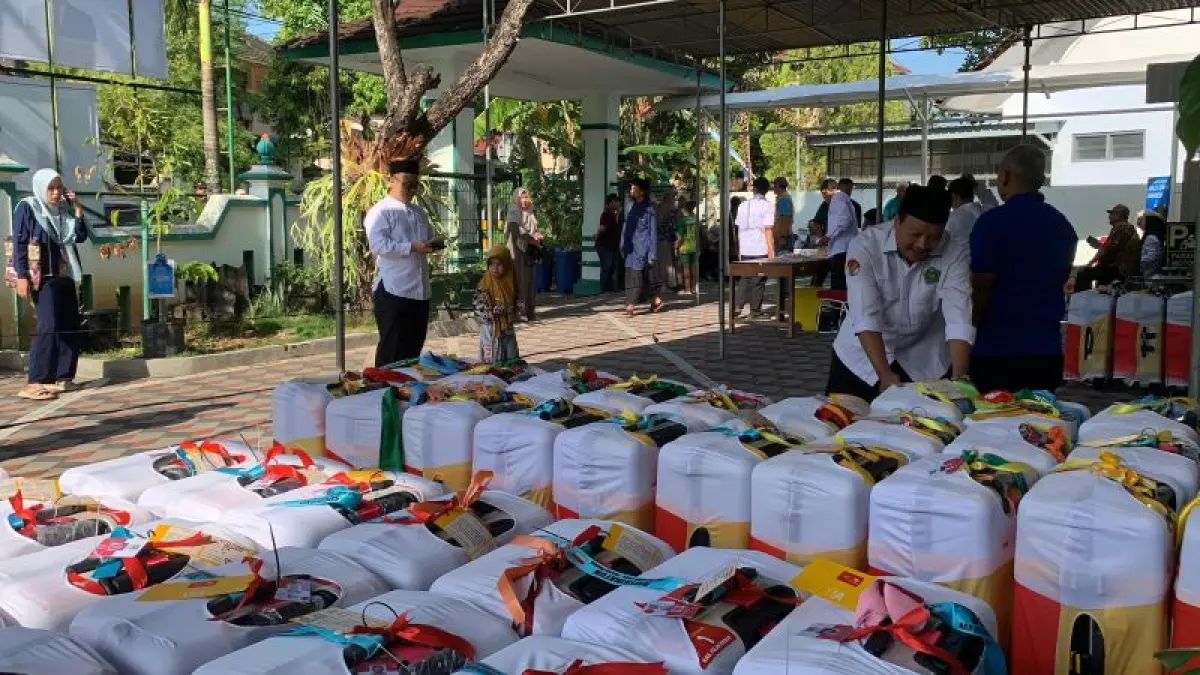 RAPI: Jamaah Haji Kloter 1 mengumpulkan koper sebelum pemberangkatan. (ANOM BAGASKORO/RADAR JOGJA)