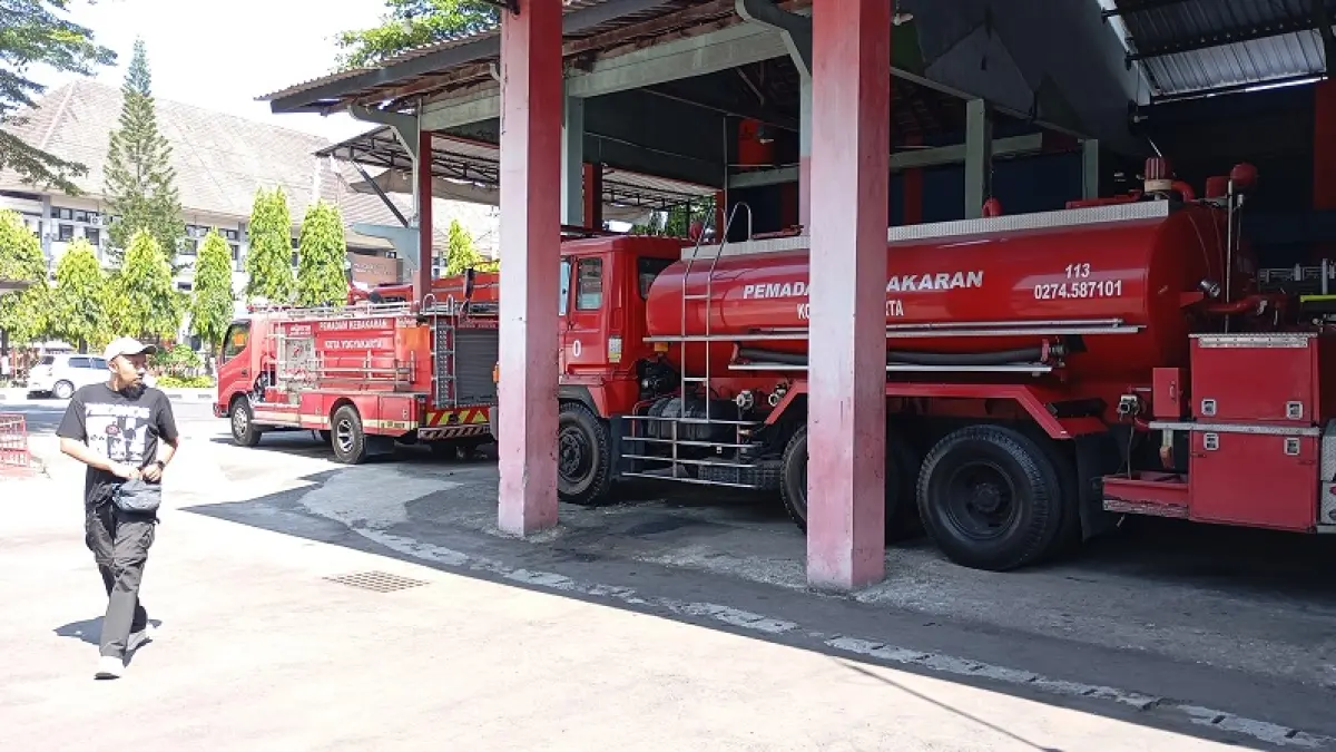 Seseorang sedang berjalan di kawasan kantor Dinas Damkarmat Kota Jogja Senin (20/4/2026). IWAN&nbsp;NURWANTO/RADAR JOGJA