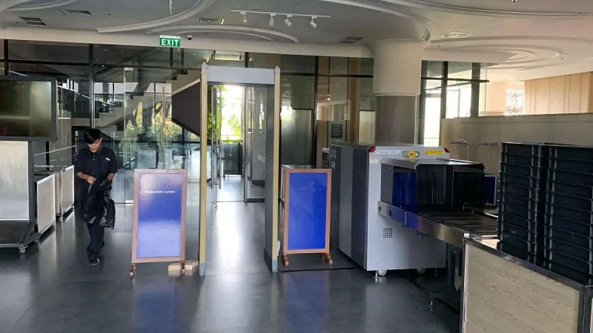 SIAP: Peralatan X-Ray telah terpasang di area pintu masuk asrama haji Hotel Novotel-Ibis Kulon Progo. ANOM&nbsp;BAGASKORO/RADAR JOGJA
