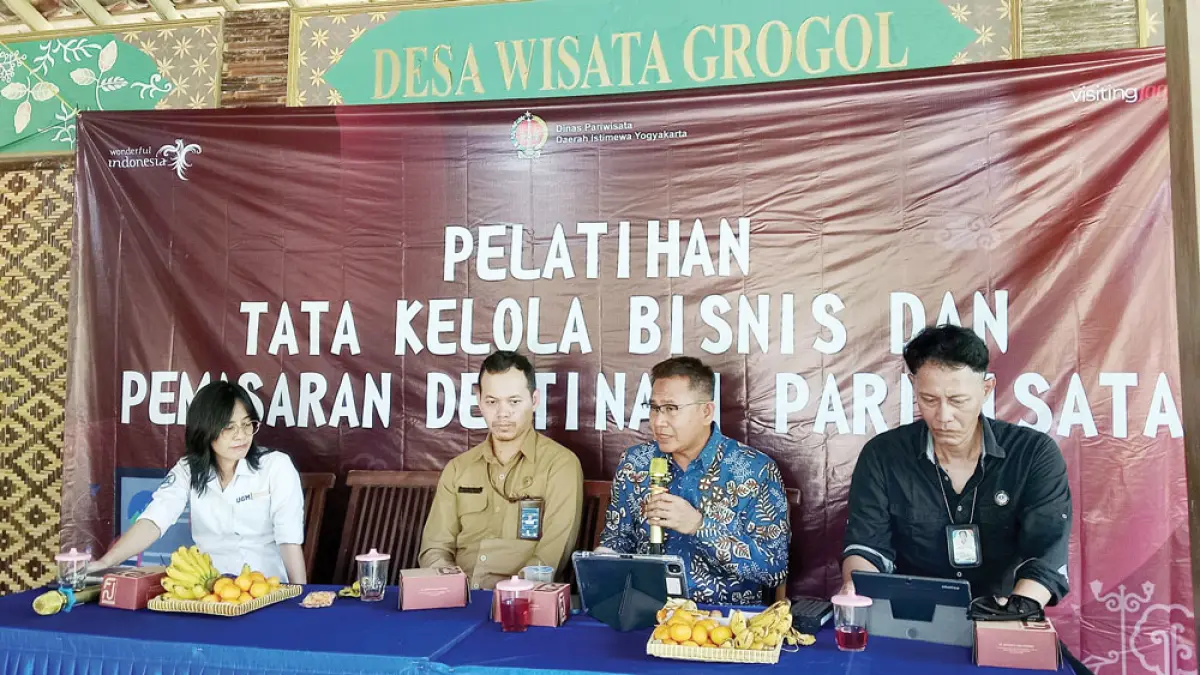 TERIMA BANYAK ASPIRASI: Anggota Komisi A DPRD DIY Arif Kurniawan berbicara dalam pelatihan tata kelola bisnis dan pemasaran destinasi wisata di Desa Wisata Grogol, Margodadi, Seyegan, Sleman, kemarin (20/4). (Delima Purnamasari/Radar Jogja)