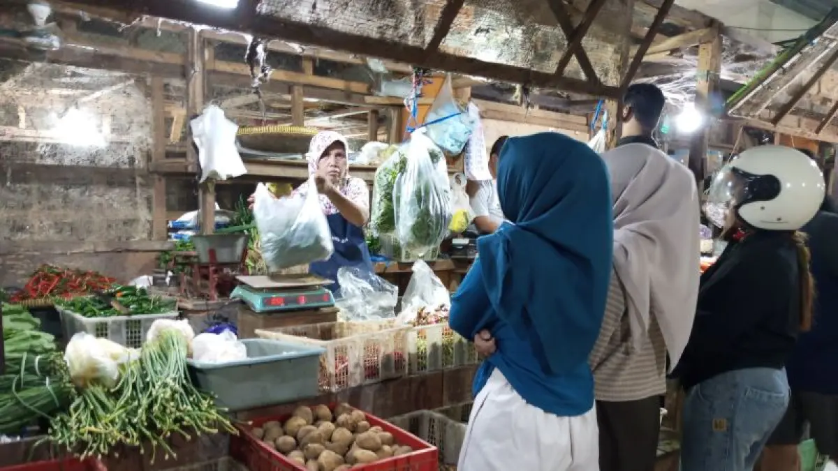TERSEDIA: Penjual saat menjajakan berbagai macam komoditas pangan di Pasar Argosari Senin (20/4). (Yusuf Bastiar/Radar Jogja)