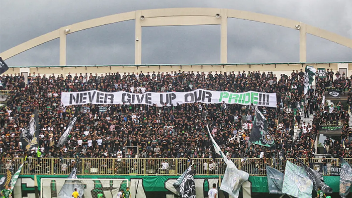 SATU KOMANDO: Suporter fanatik PSS Sleman diimbau untuk tidak memakai flare di dalam stadion agar tidak terkena hukuman dari PSSI.