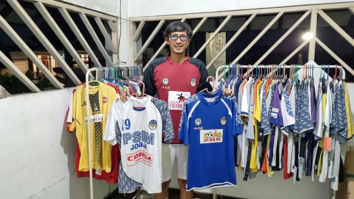Akbar Kusumowibowo saat menunjukkan jersey PSIM Jogja dari masa ke masa. (Fahmi Fahriza/Radar Jogja)
