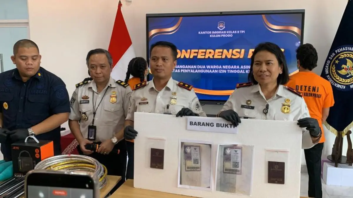 BARANG BUKTI: Kepala Kantor Wilayah Ditjen Imigrasi Jogjakarta menunjukkan paspor berkunjung yang dimiliki pelaku. (ANOM BAGASKORO/RADAR JOGJA)