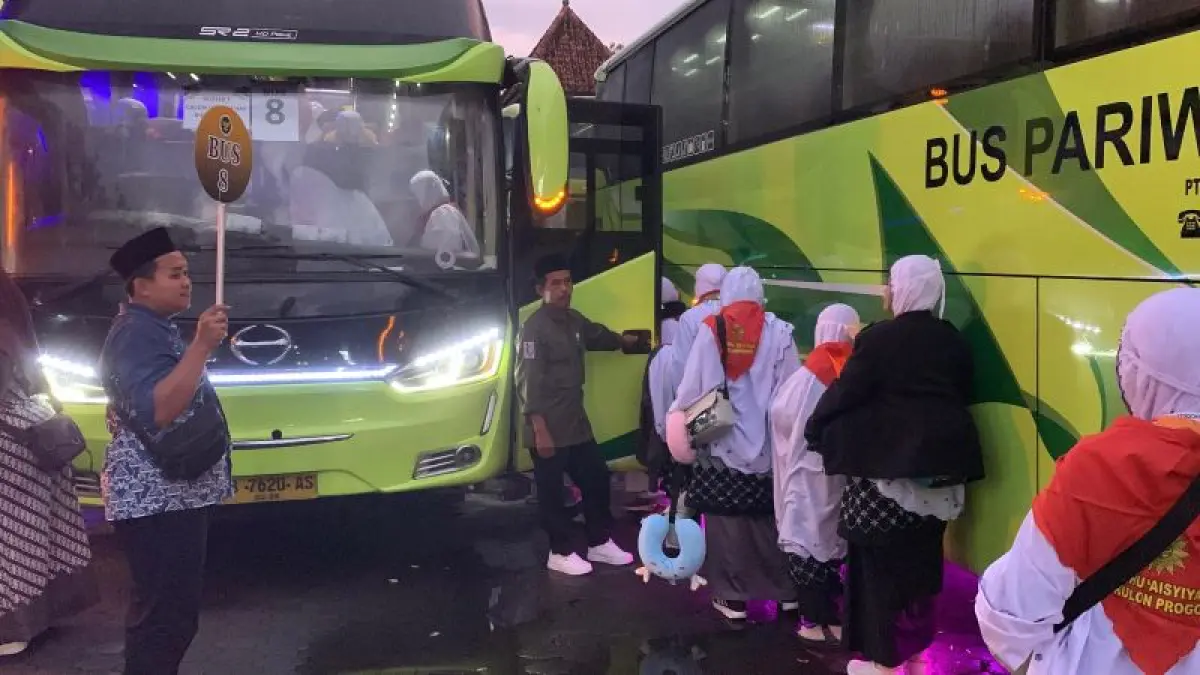 Calon jamaah haji kloter pertama diberangkatkan dari Masjid Agung Kulon Progo menuju Embarkasi YIA untuk selanjutnya diterbangkan ke Madinah, Arab Saudi. (ANOM BAGASKORO/RADAR JOGJA)