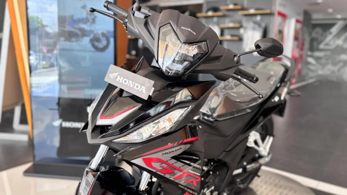 Di tengah perkembangan motor matic yang semakin mendominasi jalanan, Honda Supra GTR 150 