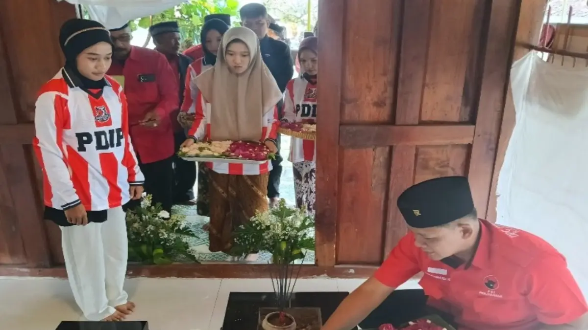 EMANSIPASI: Ketua DPC PDI Perjuangan Sleman Danang Maharsa saat tabur bunga di makam Nyai Cempo, Candikarang, Sardonoharjo, Ngaglik, Selasa (21/4/2026) (YOGI IP/RADAR JOGJA)