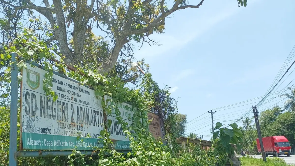 Gedung SDN 2 Adikarto mangkrak imbas adanya kebijakan pengelompokan sekolah atau regruping. Bangunan sekolah tampak rusak dan dipenuhi rumput liar. (M Hafied/Radar Jogja)

&nbsp;