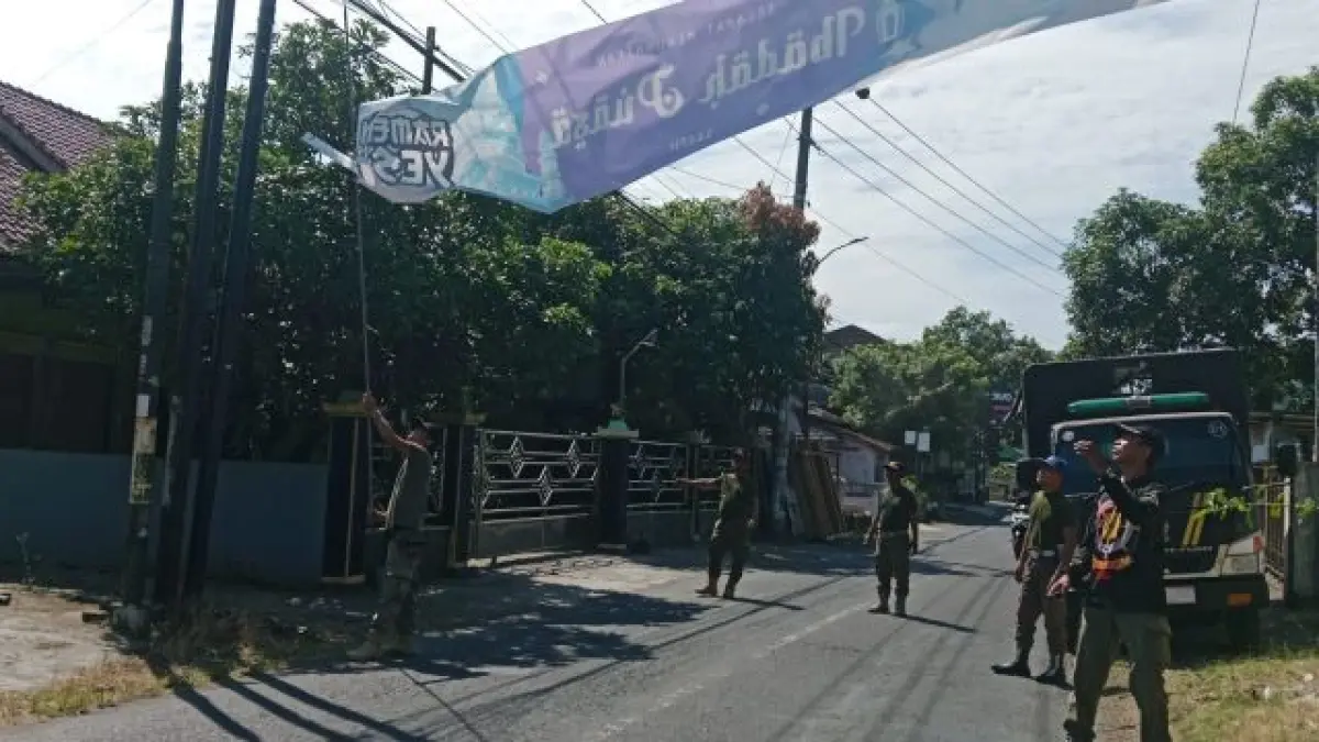 LANGGAR ATURAN: Petugas Satpol PP Bantul sedang menertibkan spanduk dan rontek Selasa (21/4).&nbsp;(Dokumentasi Satpol PP Bantul)