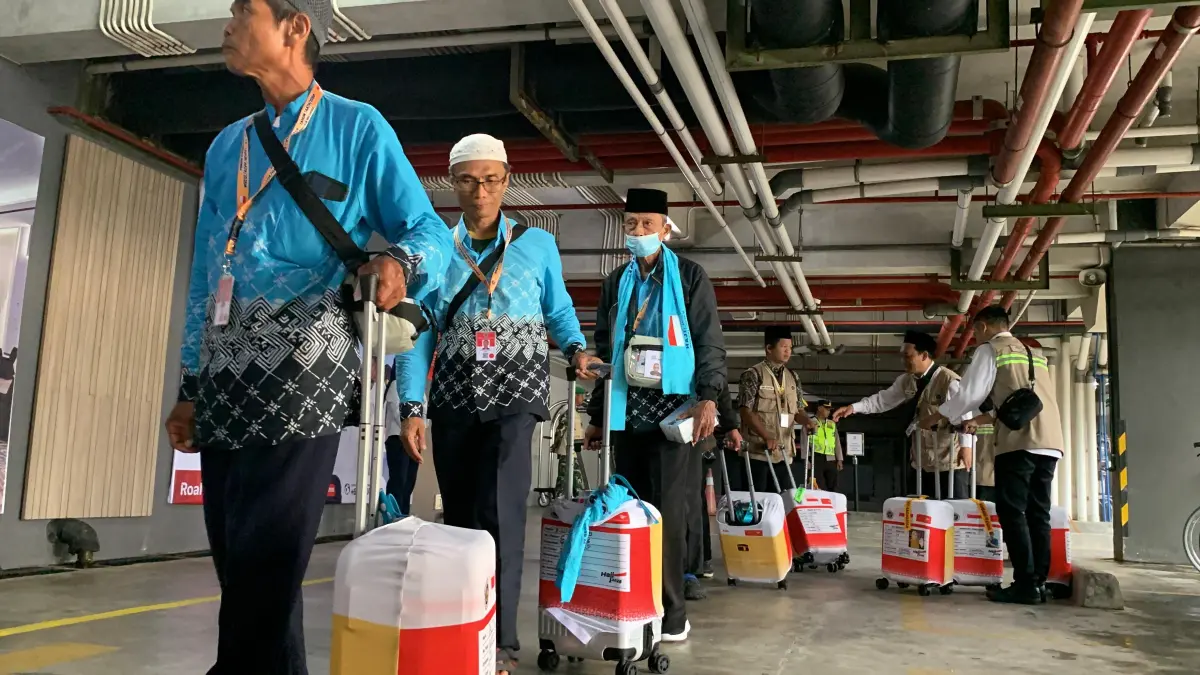 MASUK: Jamaah Haji Kloter Pertama telah tiba di Embarkasi YIA sejak pagi hari. (ANOM BAGASKORO/RADAR JOGJA)