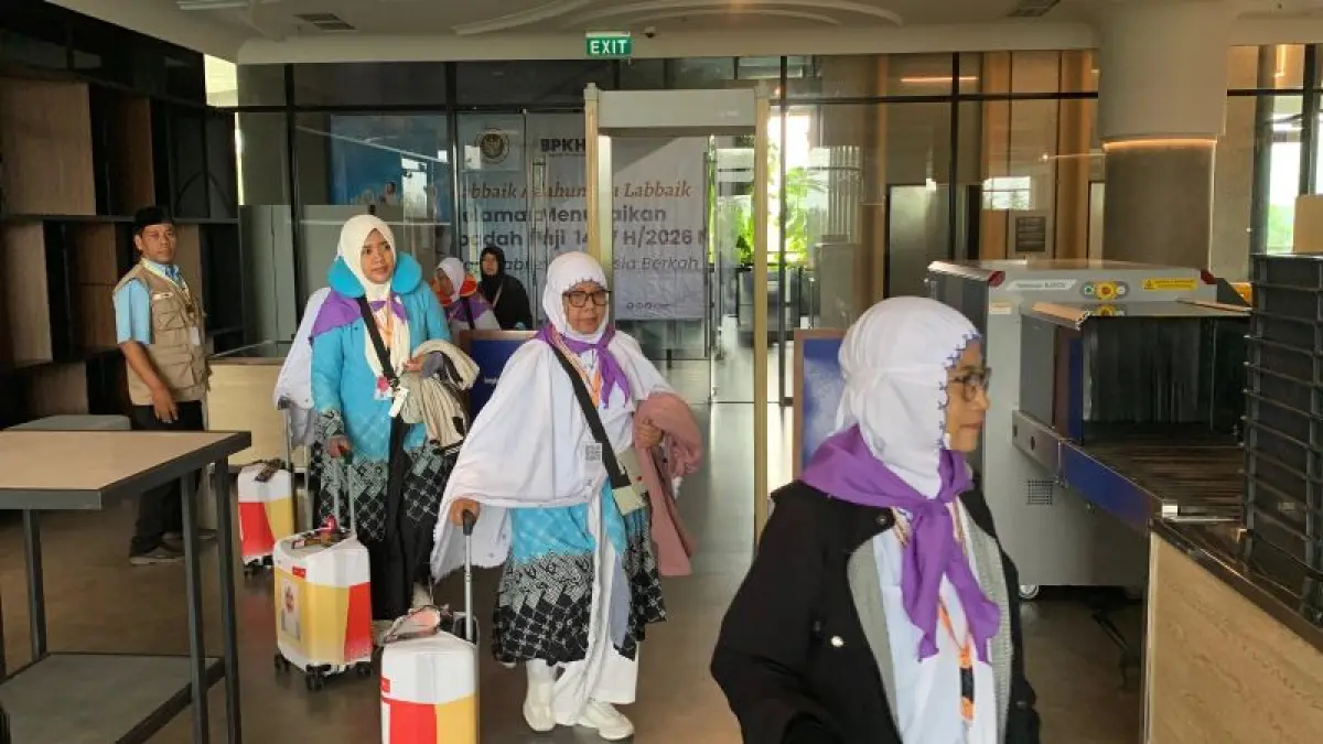 MASUK: Jemaah haji kloter pertama tiba di Embarkasi YIA sejak pagi hari. Tadi malam (21/4) langsung terbang menuju Madinah, Arab Saudi. (ANOM BAGASKORO/RADAR JOGJA)