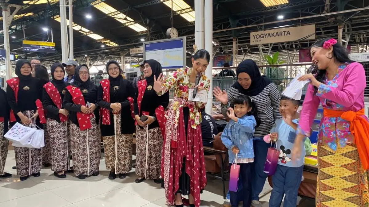 MOMENTUM: Para pegawai Stasiun Jogja saat berinteraksi dengan penumpang untuk memperingati Hari Kartini Selasa (21/4). (AGUNG DWI PRAKOSO/RADAR JOGJA)