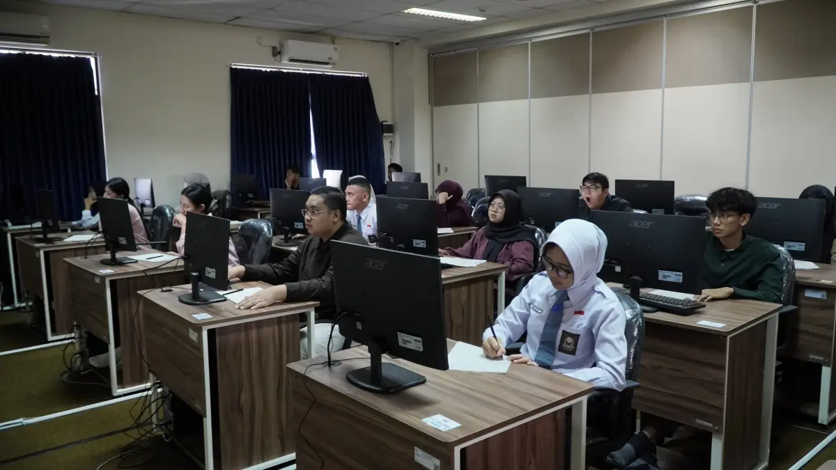 Para peserta UTBK-SNBT melaksanakan ujian di Untidar, Selasa (21/4).

