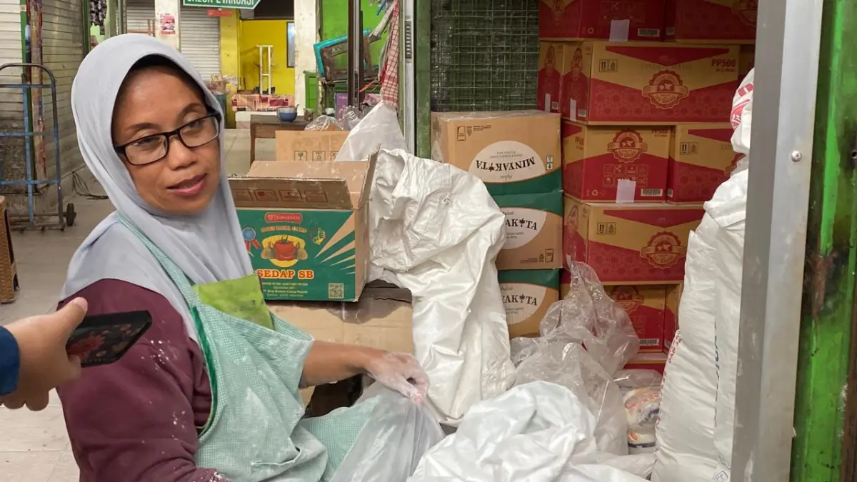 Penjual minyak goreng merek MinyaKita di Kios milik Bu Ani yang berlokasi di Pasar Kranggan, Kota Jogja. (AGUNG DWI PRAKOSO/RADAR JOGJA)