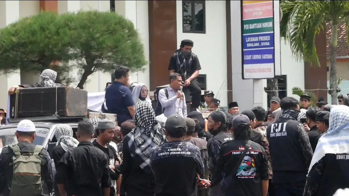 Puluhan anggota ormas islam padati PN Wonosari mengawal persidangan kasus kekerasan seksual terhadap anak di bawah umur.
