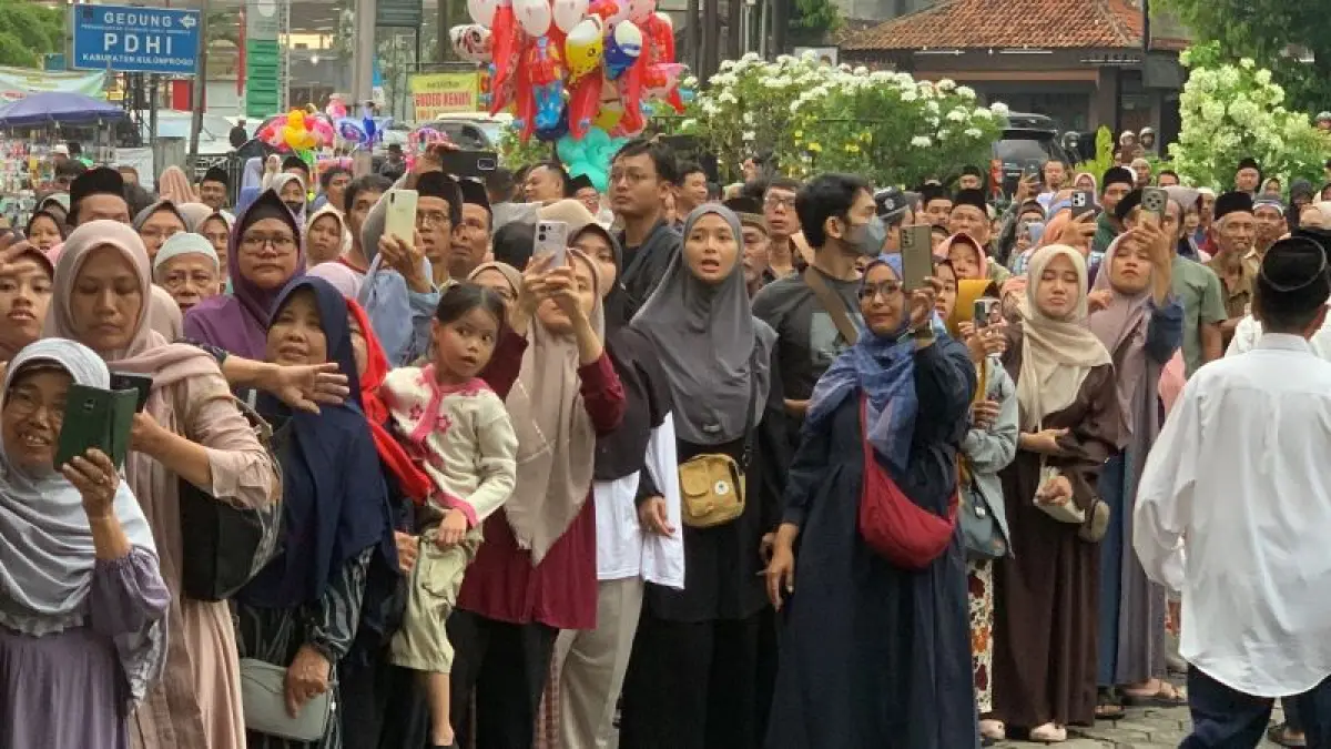 Ratusan pengantar memadati gerbang Masjid Agung untuk melihat keluarganya berangkat haji. (ANOM BAGASKORO/RADAR JOGJA)