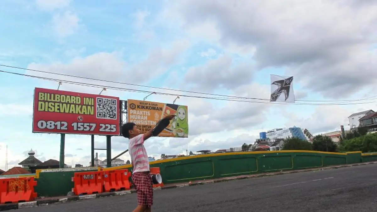 SEGERA DIRENOV: Bocah bermain di Jembatan Kewek, Kota Jogja Selasa (21/4). Renovasi jembatan tersebut akan dimulai pada Mei tahun ini, sekaligus disertai penataan kabel di kawasan tersebut.&nbsp;(Guntur Aga Tirtana/Radar Jogja)