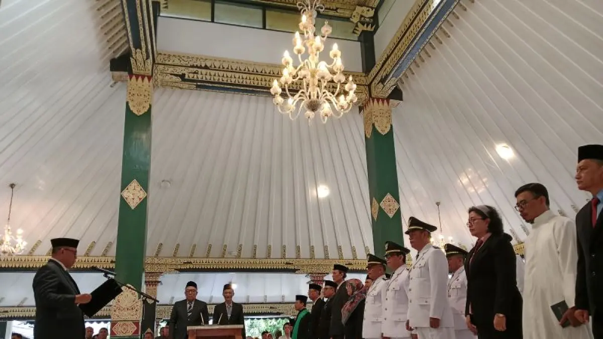SIMBOLIS: Pelantikan pegawai Pemkab Sleman di Pendopo Parasamya Selasa (21/4).&nbsp;(Delima Purnamasari/Radar Jogja)