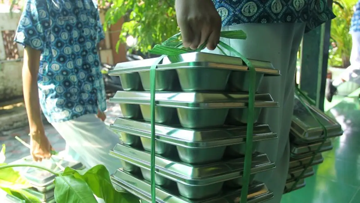 Siswa mengambil paket makanan Makan Bergizi Gratis (MBG) yang telah didistribusikan di salah satu SMP di wilayah Kota Jogja (15/4). (GUNTUR AGA TIRTANA/RADAR JOGJA)