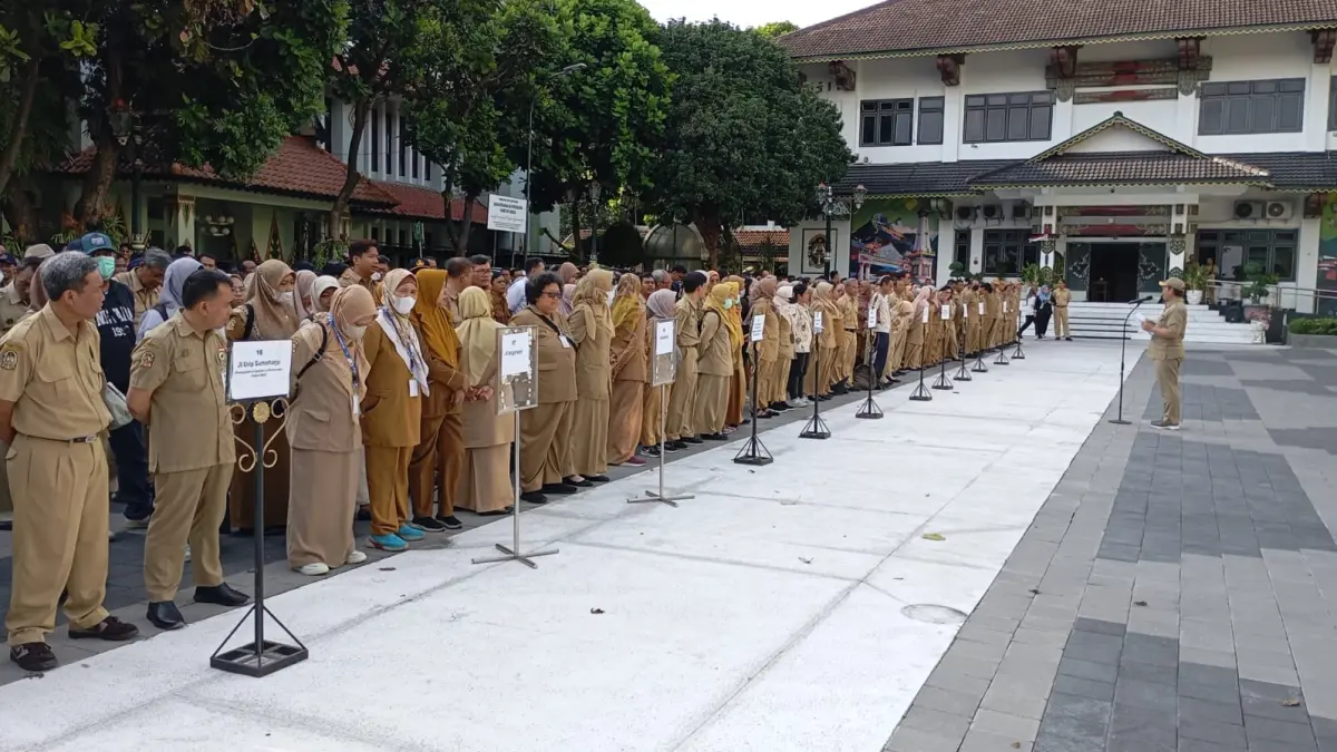Suasana apel kegiatan gotong royong yang diselenggarakan di Halaman Balai Kota Jogja, Senin (20/4/2026) sore. Dalam kegiatan tersebut wali kota menekankan tiap ASN wajib memiliki peralatan kebersihan. (IWAN NURWANTO/Radar Jogja)