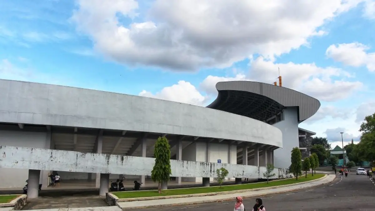 Suasana salah satu sudut kompleks Stadion Mandala Krida, Kota Jogja, Selasa (21/4). Keterbatasan anggaran membuat renovasi stadion tersebut belum dapat dilakukan tahun ini, sementara kajian teknis masih berlangsung. (Guntur Aga Tirtana/Radar Jogja)