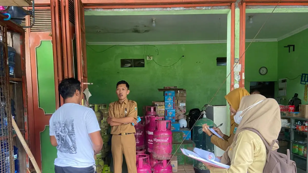 Tim dari Disperindag KUKM Kebumen meninjau langsung ke pangkalan dan agen setelah mendapat keluhan masyarakat terkait kelangkaan gas elpiji 3 kilogram atau gas melon. (Dokumentasi Disperindag Kebumen)
