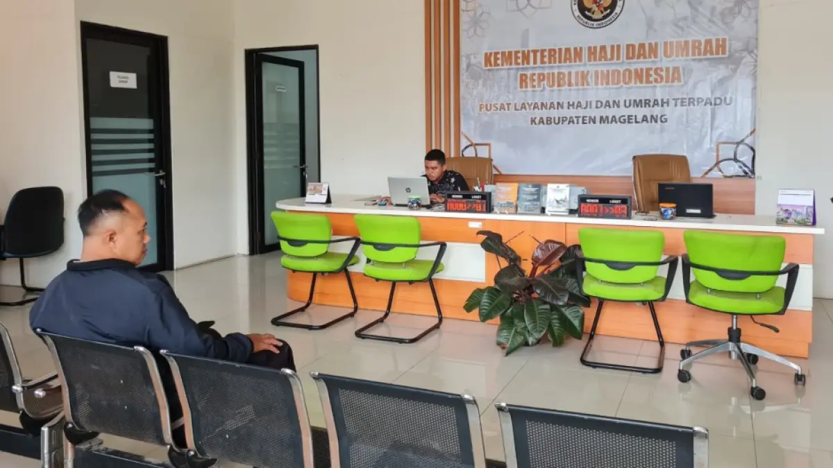 URUS DOKUMEN: Warga tengah menunggu di Kantor Kementerian Haji dan Umrah Kabupaten Magelang, Selasa (21/4/2026).&nbsp;(NAILA NIHAYAH/RADAR JOGJA)