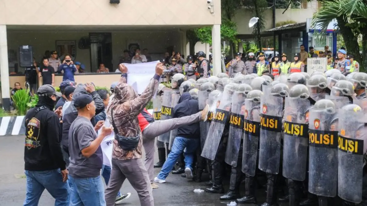 ANTISIPASI: Aparat kepolisian bersama unsur terkait saat mengikuti simulasi penanganan aksi unjuk rasa di halaman kantor pemkot, Rabu (22/4). (Prokompim Kota Magelang)
