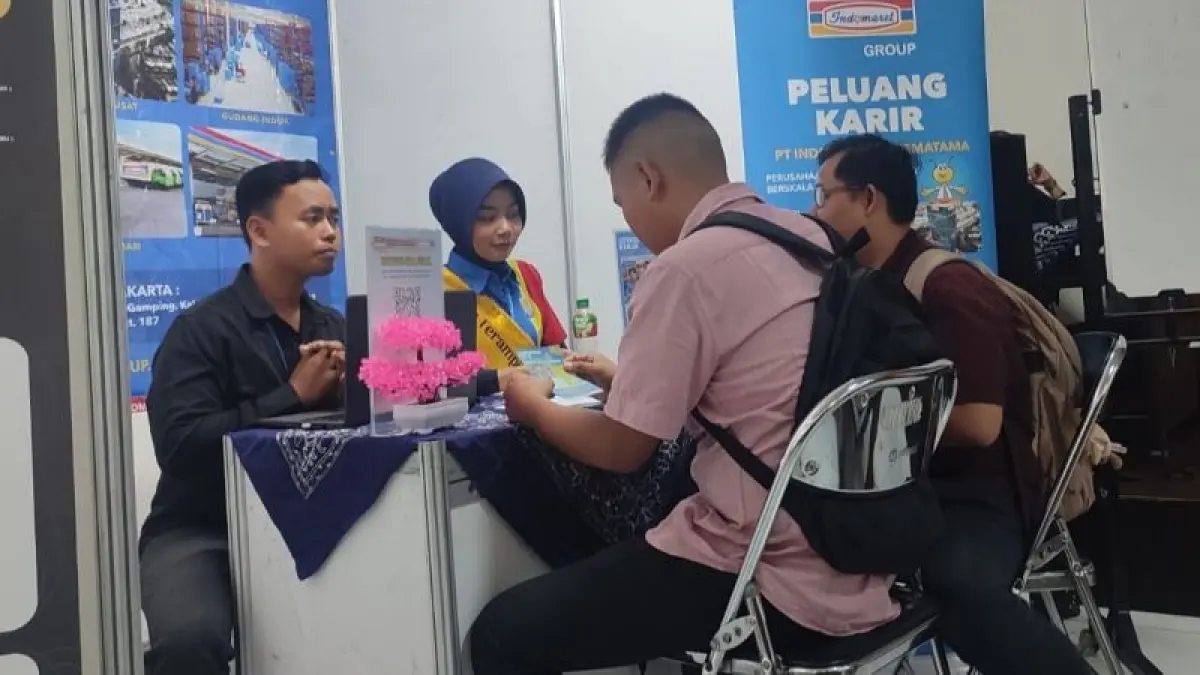 ANTUSIAS: Pencari kerja berbondong-bondong datang ke Kantor Kecamatan Mungkid untuk mengikuti Job Connect Fest 2026. (NAILA NIHAYAH/RADAR JOGJA)