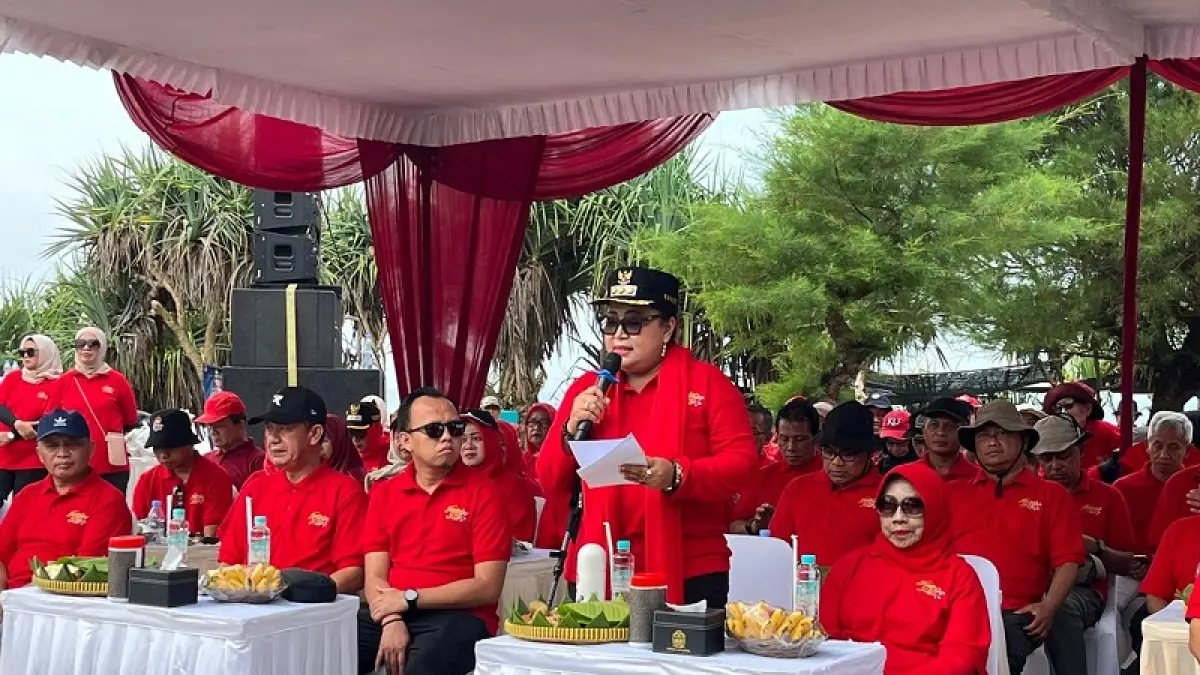 Bupati Gunungkidul Endah Subekti Kuntariningsih sedang melaksanakan giat Peringatan Hari Kartini di Pantai Krakal. Yusuf Bastiar/Radar Jogja