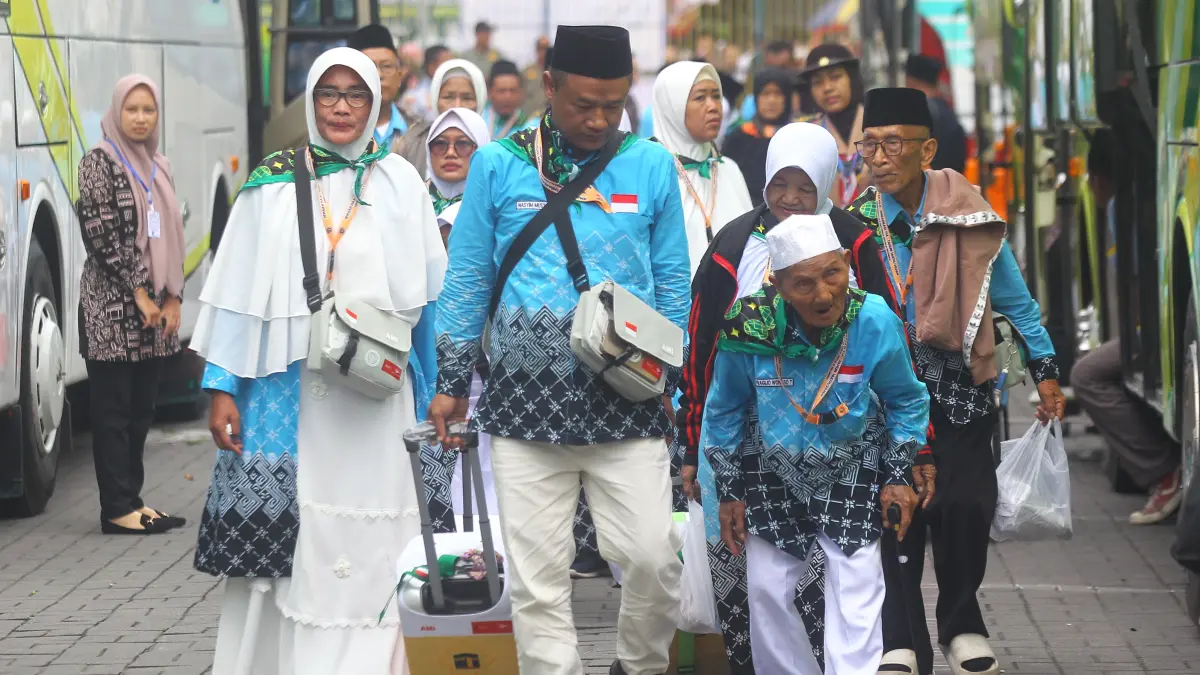 Jamaah calon haji bersiap diberangkatkan dari Masjid Agung Sleman menuju Embarkasi YIA, Kulon Progo, kemarin (22/4). Tahun ini, sebanyak 1.516 orang asal Kabupaten Sleman akan menunaikan ibadah haji. 