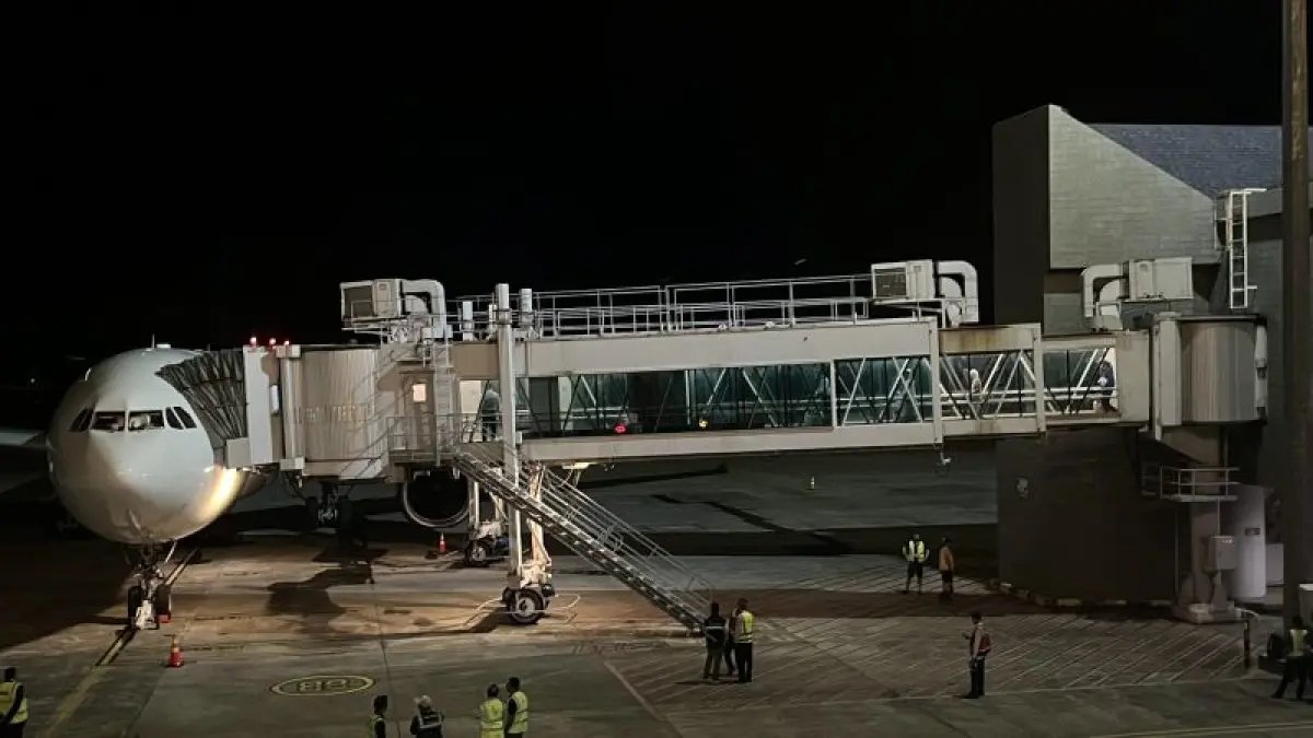 Keberangkatan calon jamaah haji kloter 1 Kulon Progo memasuki pesawat menuju Madinah Arab Saudi di Bandara YIA, Rabu (22/4/2026) dini hari. (ANOM BAGASKORO/RADAR JOGJA)