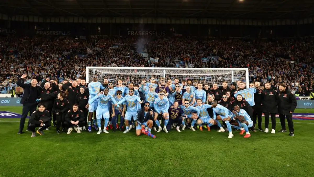 Para pemain dan staff Coventry City rayakan gelar juara Championship setelah taklukkan Portsmouth. (Coventry City)
