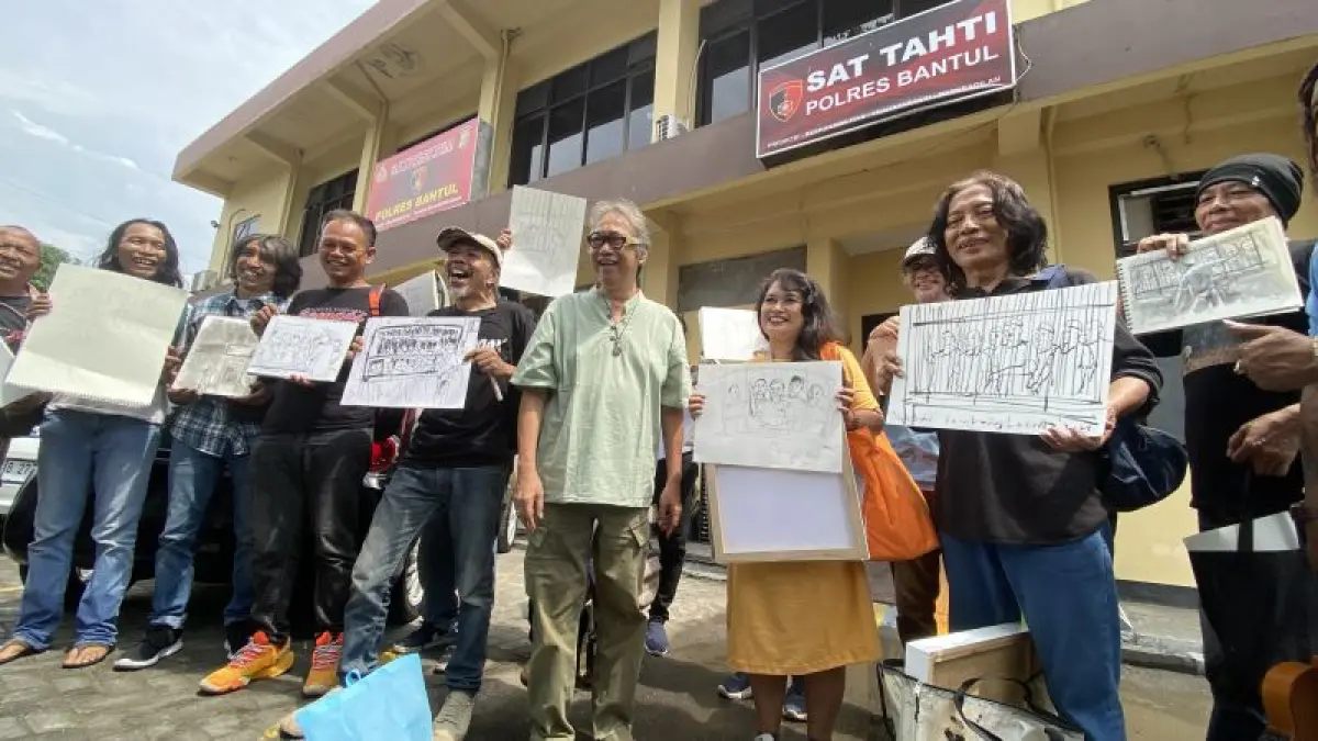 PENGALAMAN BARU: Butet Kertaredjasa bersama 14 seniman lukis saat memperlihatkan karyanya setelah melukis para tahanan di Polres Bantul Rabu (22/4). (Cintia&nbsp;Yuliani/Radar Jogja)