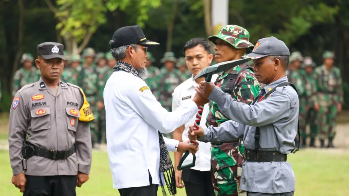 Sekda Jawa Tengah Sumarno saat mewakili Gubernur Jawa Tengah Ahmad Luthfi pada acara Pembukaan TMMD Reguler Ke-128 Dan Sengkuyung Tahap II Tahun 2026 di Desa Puro, Kecamatan Karangmalang, Kabupaten Sragen, Rabu (22/4/2026).