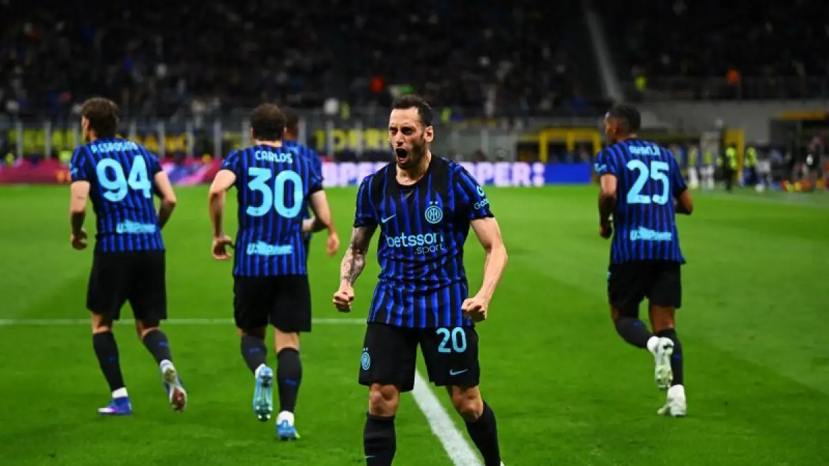 Selebrasi Hakan Calhanoglu dalam kemenangan comeback Inter Milan atas Como di San Siro. (Inter)