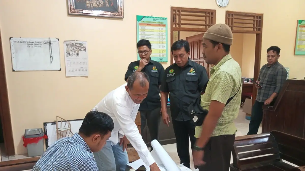 SIDAK: Lurah Ngalang Suharyanta sedang menunjukkan sebuah peta ke jajaran Kejari Gunungkidul saat proses inspeksi berjalan Rabu (22/4/2026). Yusuf Bastiar/Radar Jogja
