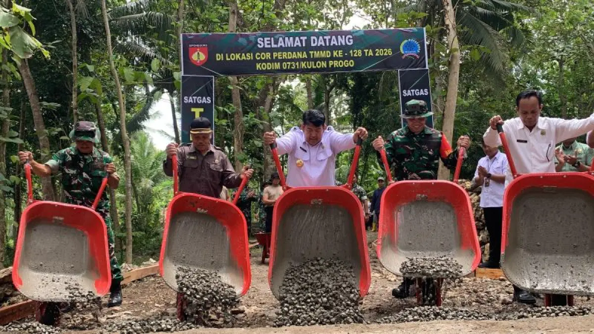SIMBOLIS: Bupati dan Dandim Kulon Progo menuangkan coran ke jalan yang akan diperkeras. (ANOM BAGASKORO/RADAR JOGJA)