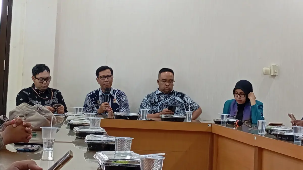 BUKA SELEKSI: Ketua Tim Kerja Pembinaan Kepemudaan Disdikpora Kota Jogja Mugi Suyatno dan jajaran Pengurus Forum Pemuda Pelopor Kota Jogja saat menyampaikan keterangannya di Balai Kota Jogja, Kamis&nbsp; (23/4/2026). IWAN NURWANTO/RADAR JOGJA