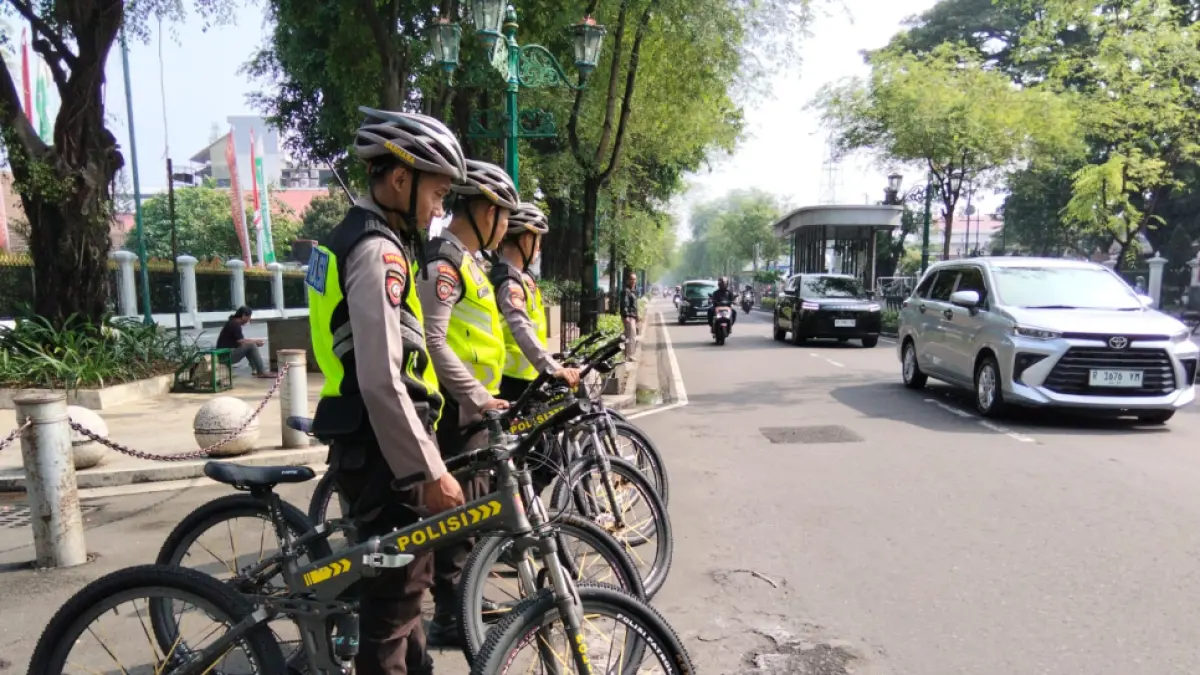 FLEKSIBEL: Para personel dari Sat Samapta Polresta Jogja saat melaksanakan patroli dengan sepeda di wilayah hukum Polresta Jogja, termasuk di antaranya Malioboro hingga Titik Nol Km. (Dokumentasi: Polresta Jogja)
