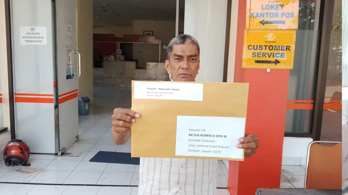 Humas JPW Baharuddin Kamba menunjukkan amplop berisi surat untuk dikirim ke DPR RI di depan Kantor Pos Besar Jogja, &nbsp;Kamis (23/4). Dok. Pribadi
