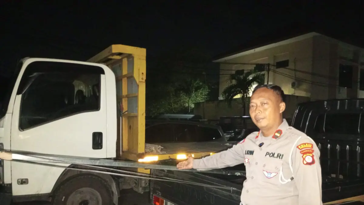Kanit Gakkum Satlantas Polres Gunungkidul Iptu Nur Ikhwan sedang menunjukkan barang bukti berupa mobil Daihatsu Gran Max pikap bernomor polisi AD-9064-AV beserta satu set besi hollow di halaman Polres Gunungkidul.