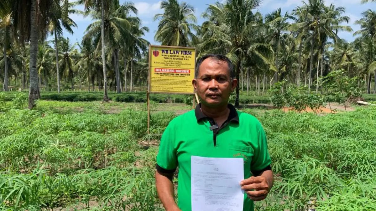 KHAWATIR: Ahmad menunjukkan laporan polisi tepat di luar tanah yang disengketakan. (ANOM BAGASKORO/RADAR JOGJA)