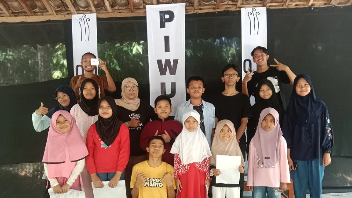LATIHAN: Evi Idawati sedang berlatih membaca puisi untuk peringati Hari Kartini. Dokumentasi Pribadi