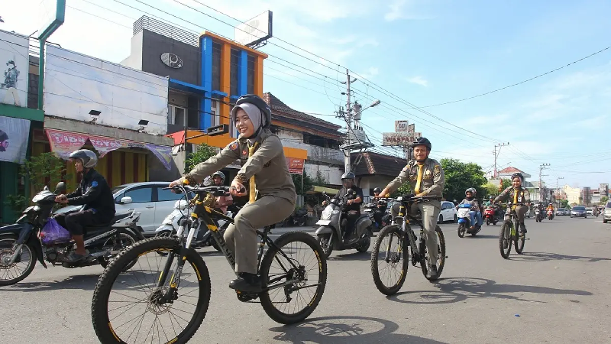 Petugas Satpol PP Kota Jogja berpatroli menggunakan sepeda saat melintas di Jalan Mataram, Kota Jogja, Kamis (23/4/2026). Patroli ini dilakukan sebagai upaya menjaga ketertiban umum sekaligus mendekatkan diri dengan masyarakat secara humanis dan ramah lingkungan.Guntur Aga Tirtana/Radar Jogja 