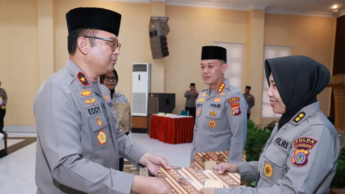PAMITAN: Wakapolda Brigjen Pol Eddy Djunaedi menyerahkan surat izin serta obat-obatan kepada personel Polda DIY yang akan berangkat haji tahun ini. (Foto: Dokumentasi POLDA DIY)