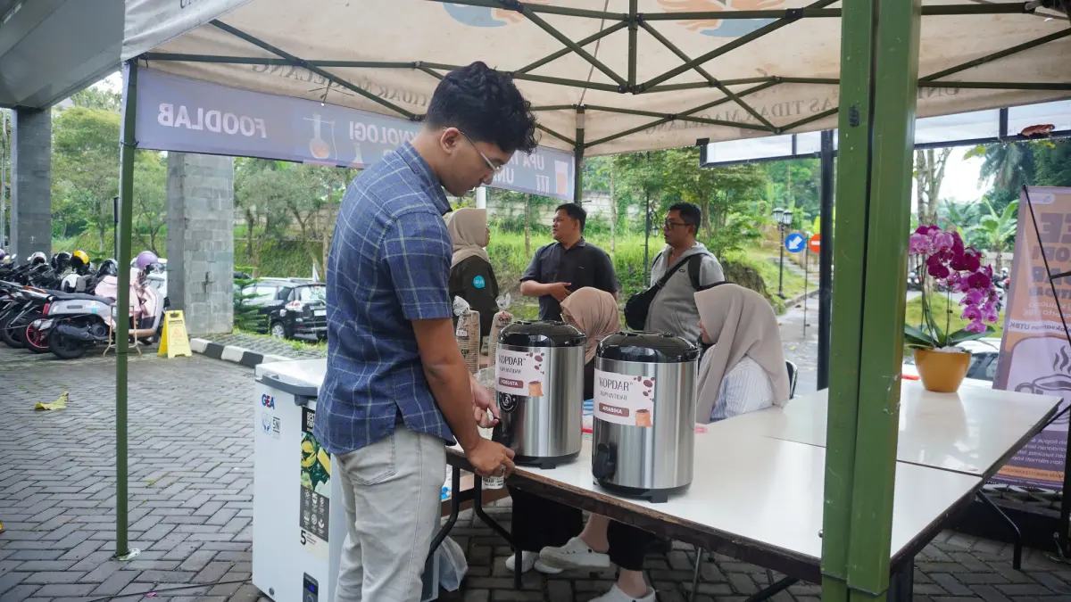 Para orang tua peserta UTBK di Untidar mendapat kopi gratis sembari menunggu anaknya ujian.
