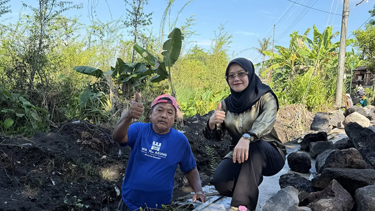 PEDULI: Fika Chusnul Chotimah SH bersama warga saat pembangunan talud jalan pertanian di wilayahnya. (Foto: Dokumentasi Pribadi)