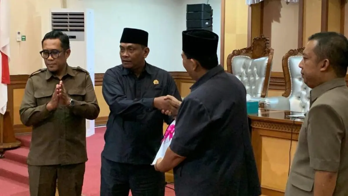 PENYERAHAN: Ketua DPRD Kulon Progo menyerahkan rekomendasi ke bupati. (ANOM BAGASKORO/RADAR JOGJA)