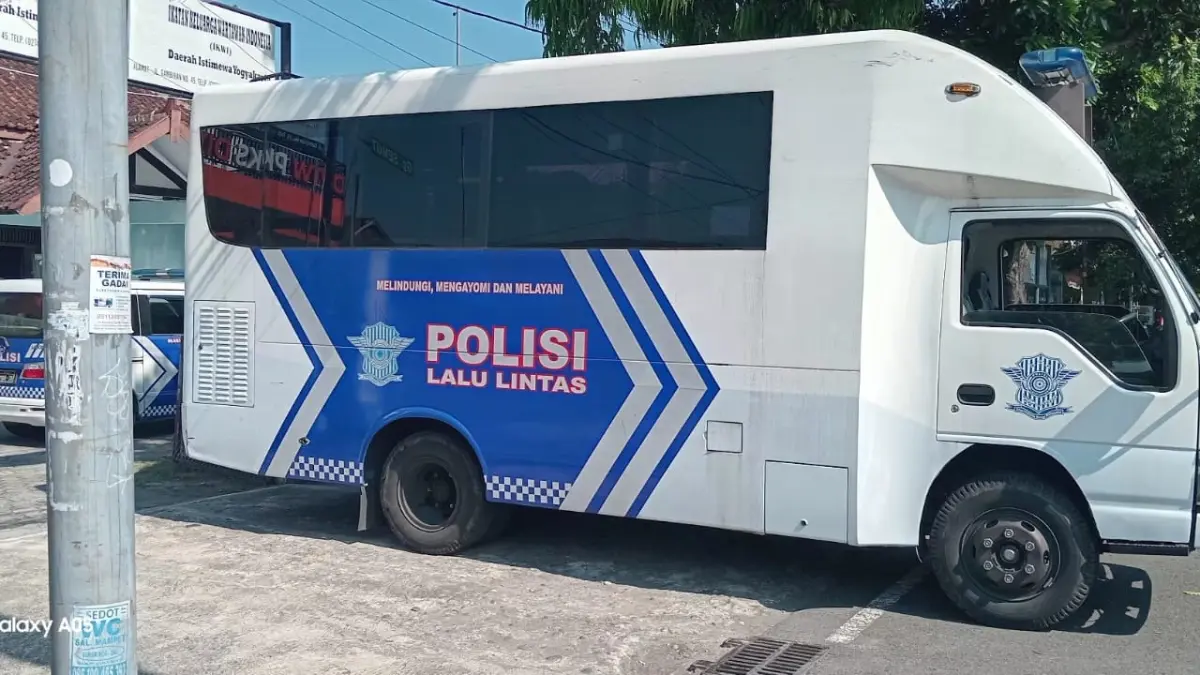 Persiapan Mobil SIM Keliling sedang ujicoba di halaman Kantor PWI DIY, Kamis (23/4/26). (Foto: Dok. PWI DIY)